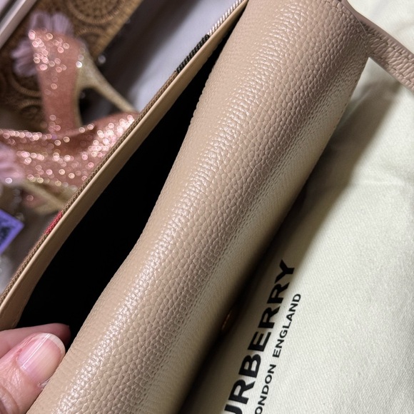 Burberry crossbody NWOT (does not include phone!) Does include original dust bag - Picture 5 of 11